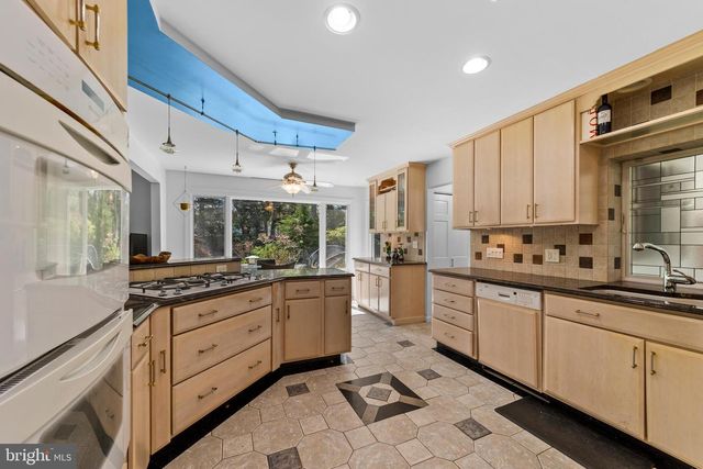 8 LOCKE CT, Ewing, NJ 08628