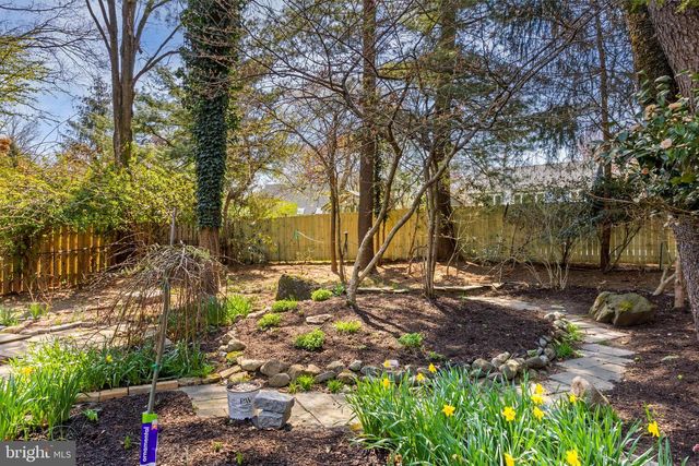 8 LOCKE CT, Ewing, NJ 08628