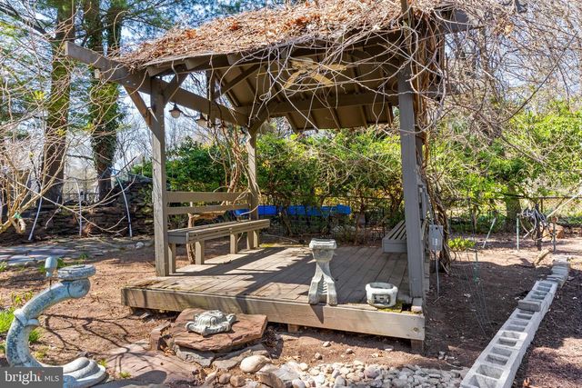 8 LOCKE CT, Ewing, NJ 08628