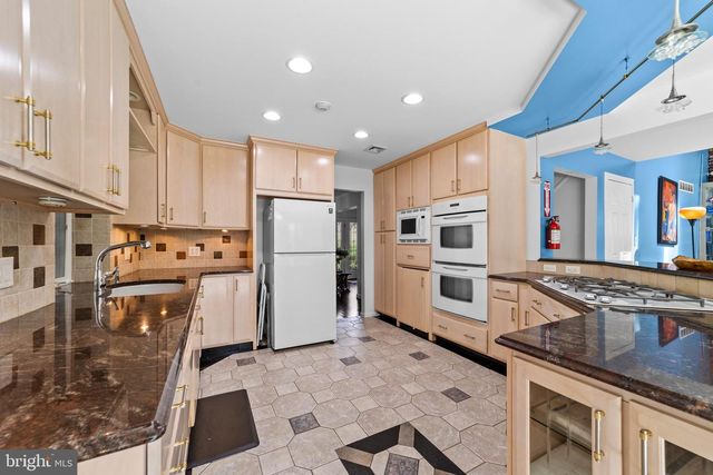 8 LOCKE CT, Ewing, NJ 08628