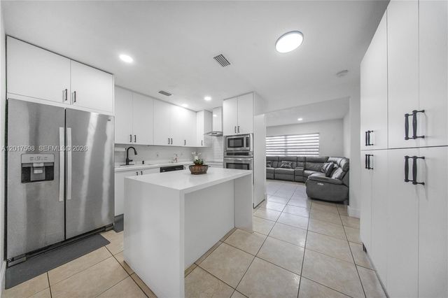 661 E 7th St, Hialeah, FL 33010