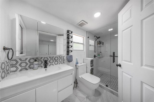 661 E 7th St, Hialeah, FL 33010