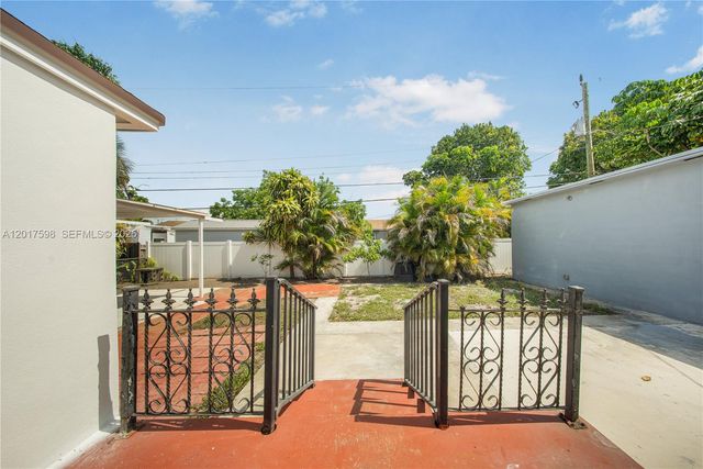 661 E 7th St, Hialeah, FL 33010