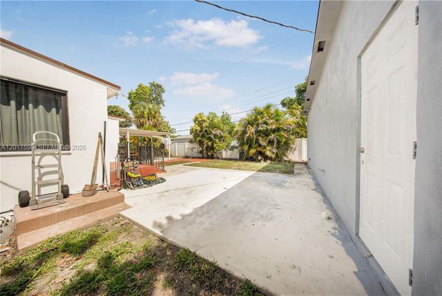 661 E 7th St, Hialeah, FL 33010