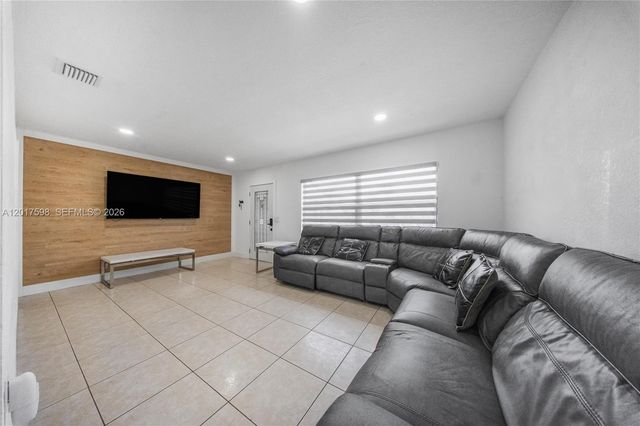 661 E 7th St, Hialeah, FL 33010