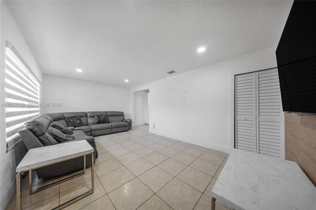 661 E 7th St, Hialeah, FL 33010