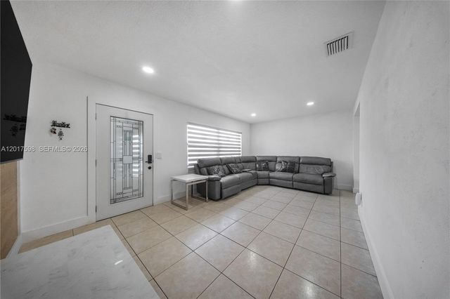 661 E 7th St, Hialeah, FL 33010