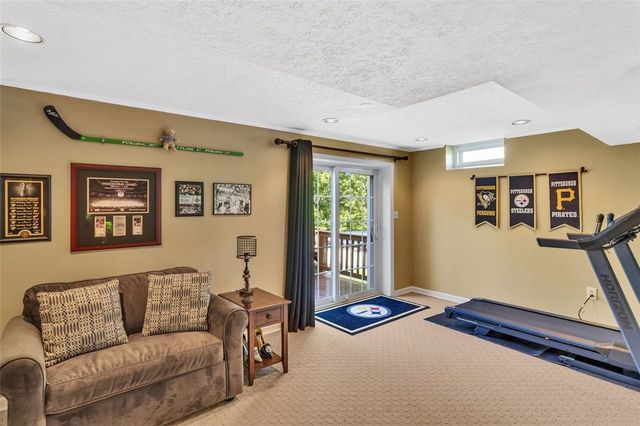 312 Valerie Dr, Cranberry Twp, PA 16066