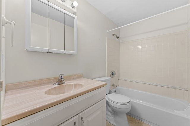 8 Post Oak Ln 20, Natick, MA 01760