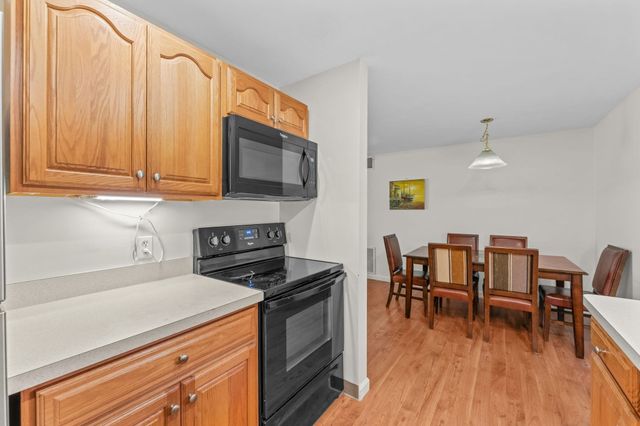 8 Post Oak Ln 20, Natick, MA 01760
