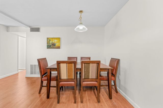 8 Post Oak Ln 20, Natick, MA 01760
