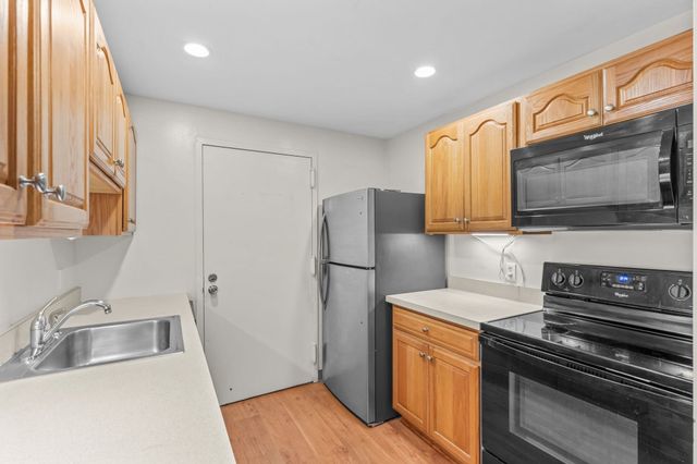 8 Post Oak Ln 20, Natick, MA 01760