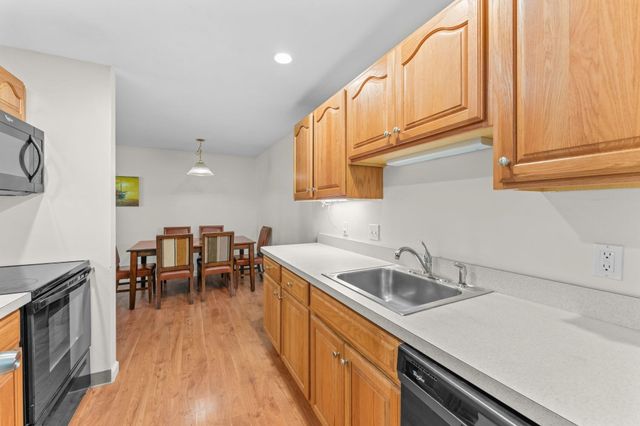 8 Post Oak Ln 20, Natick, MA 01760