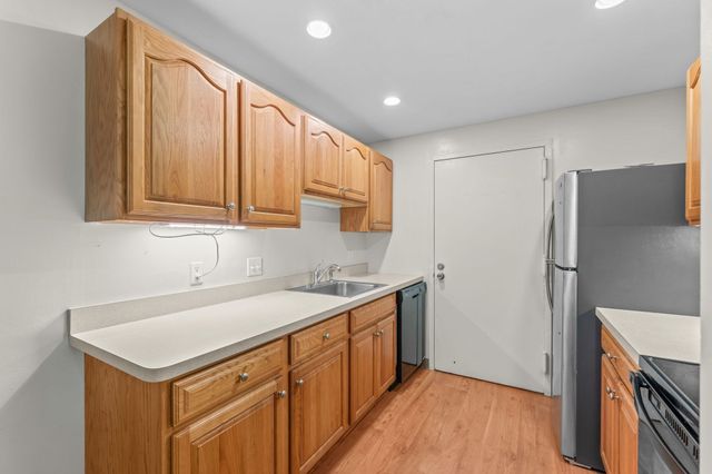 8 Post Oak Ln 20, Natick, MA 01760