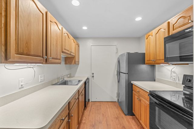 8 Post Oak Ln 20, Natick, MA 01760