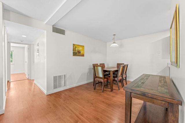8 Post Oak Ln 20, Natick, MA 01760