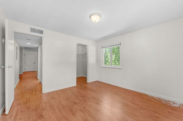 8 Post Oak Ln 20, Natick, MA 01760