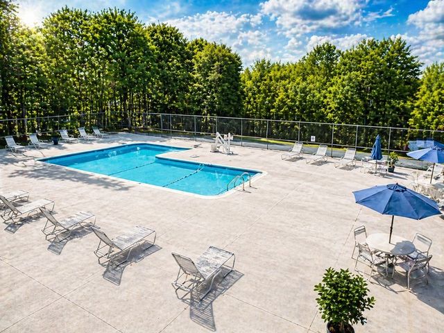 8 Post Oak Ln 20, Natick, MA 01760