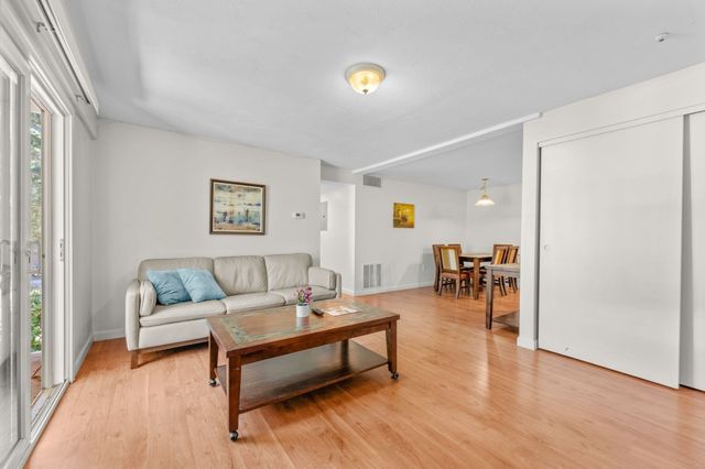 8 Post Oak Ln 20, Natick, MA 01760