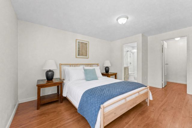8 Post Oak Ln 20, Natick, MA 01760