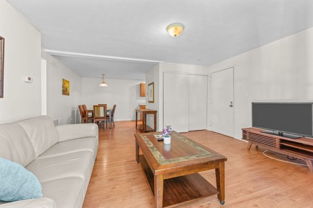 8 Post Oak Ln 20, Natick, MA 01760