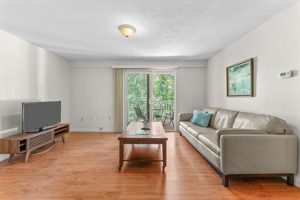 8 Post Oak Ln 20, Natick, MA 01760