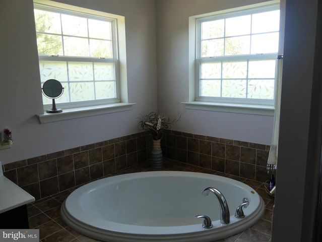 2137 LARKSPUR CT, Pennsburg, PA 18073