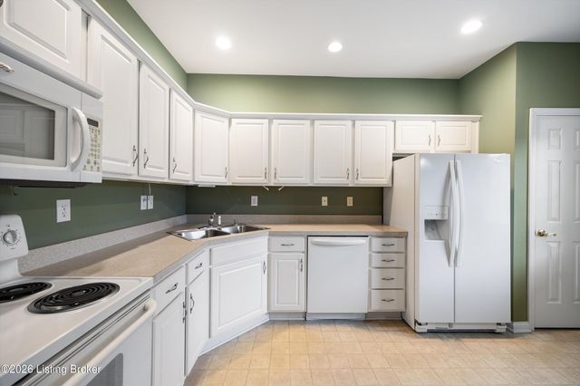 4002 Sugarberry Ct, Louisville, KY 40220