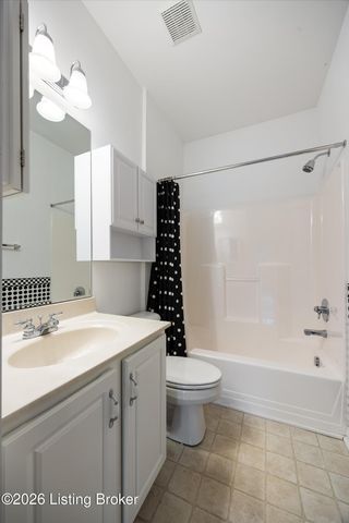 4002 Sugarberry Ct, Louisville, KY 40220