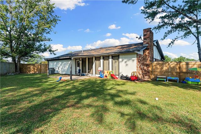 9 NW K Place, Bentonville, AR 72712