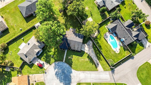 9 NW K Place, Bentonville, AR 72712