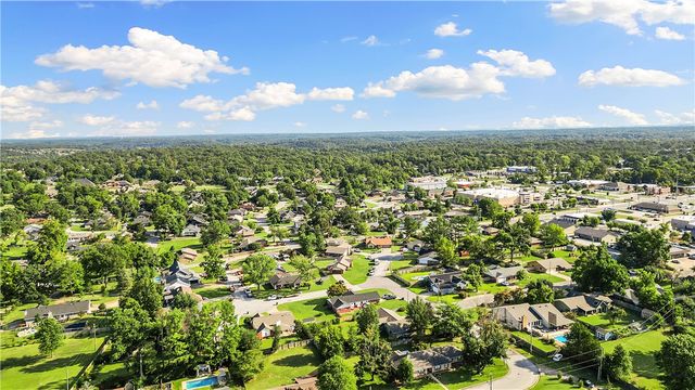 9 NW K Place, Bentonville, AR 72712