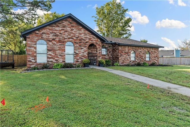 9 NW K Place, Bentonville, AR 72712