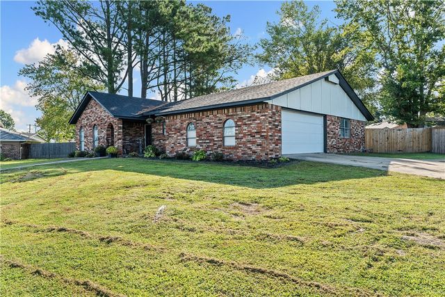 9 NW K Place, Bentonville, AR 72712