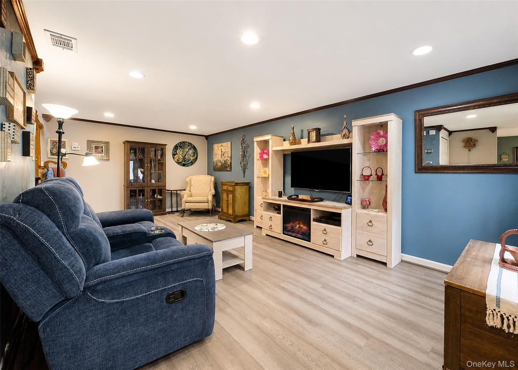 99 Skyline Drive, Coram, NY 11727 — photo 3