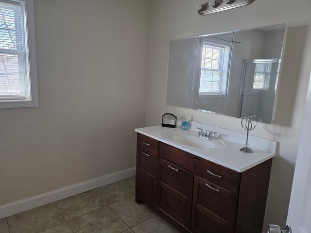 176 Oak Grove Ave, Fall River, MA 02723