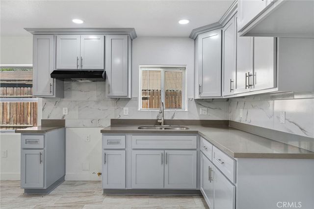 1014 E Casa Loma, Bakersfield, CA 93307