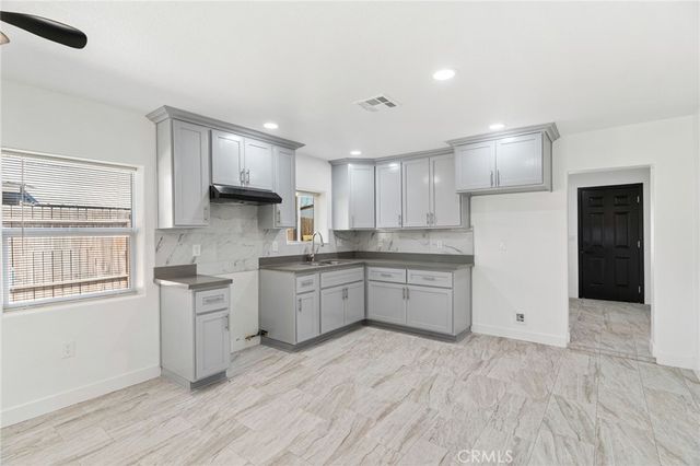 1014 E Casa Loma, Bakersfield, CA 93307