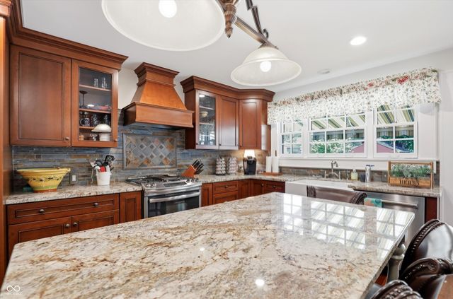 810 W Pine Street, Zionsville, IN 46077
