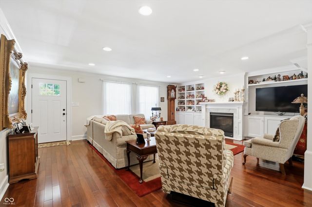 810 W Pine Street, Zionsville, IN 46077