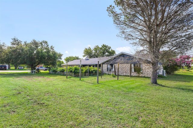 1015 Fm 112 RD, Lexington, TX 78947