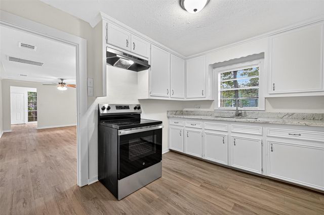 16643 Lake Circle, Conroe, TX 77302