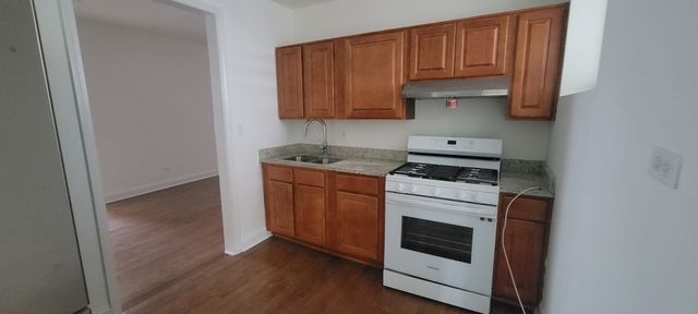 930 W Belmont Avenue 205, Chicago, IL 60657