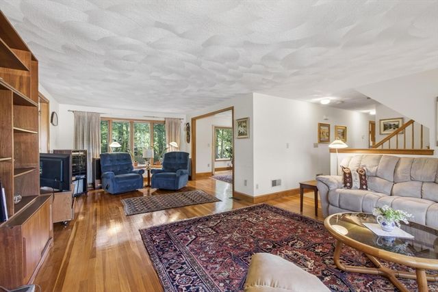 5 Williams Circle, Burlington, MA 01803