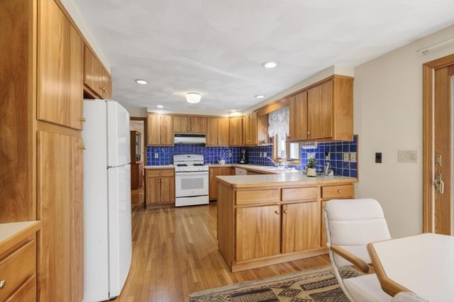 5 Williams Circle, Burlington, MA 01803