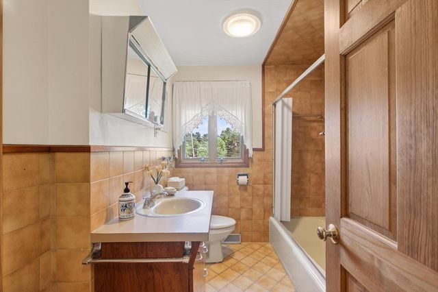 5 Williams Circle, Burlington, MA 01803