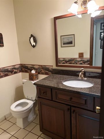 2534 Topsham Drive, Rochester Hills, MI 48306
