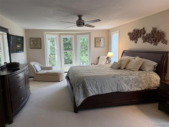 2534 Topsham Drive, Rochester Hills, MI 48306
