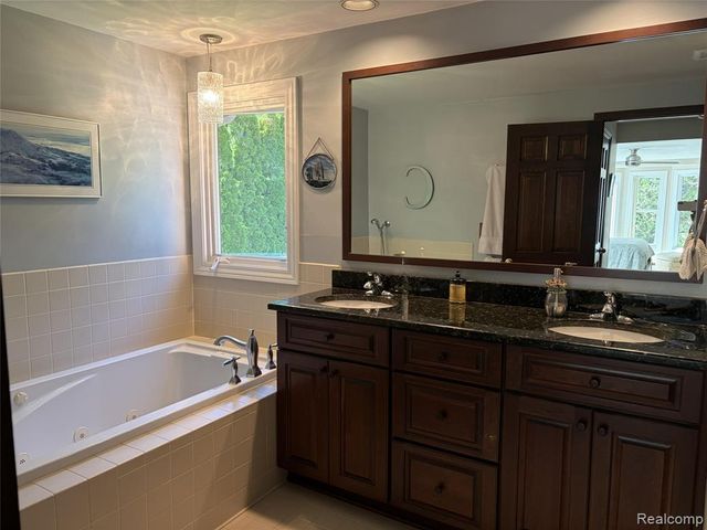 2534 Topsham Drive, Rochester Hills, MI 48306