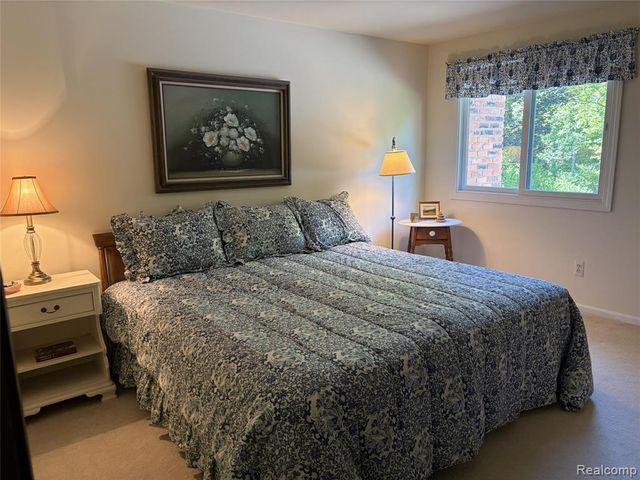 2534 Topsham Drive, Rochester Hills, MI 48306